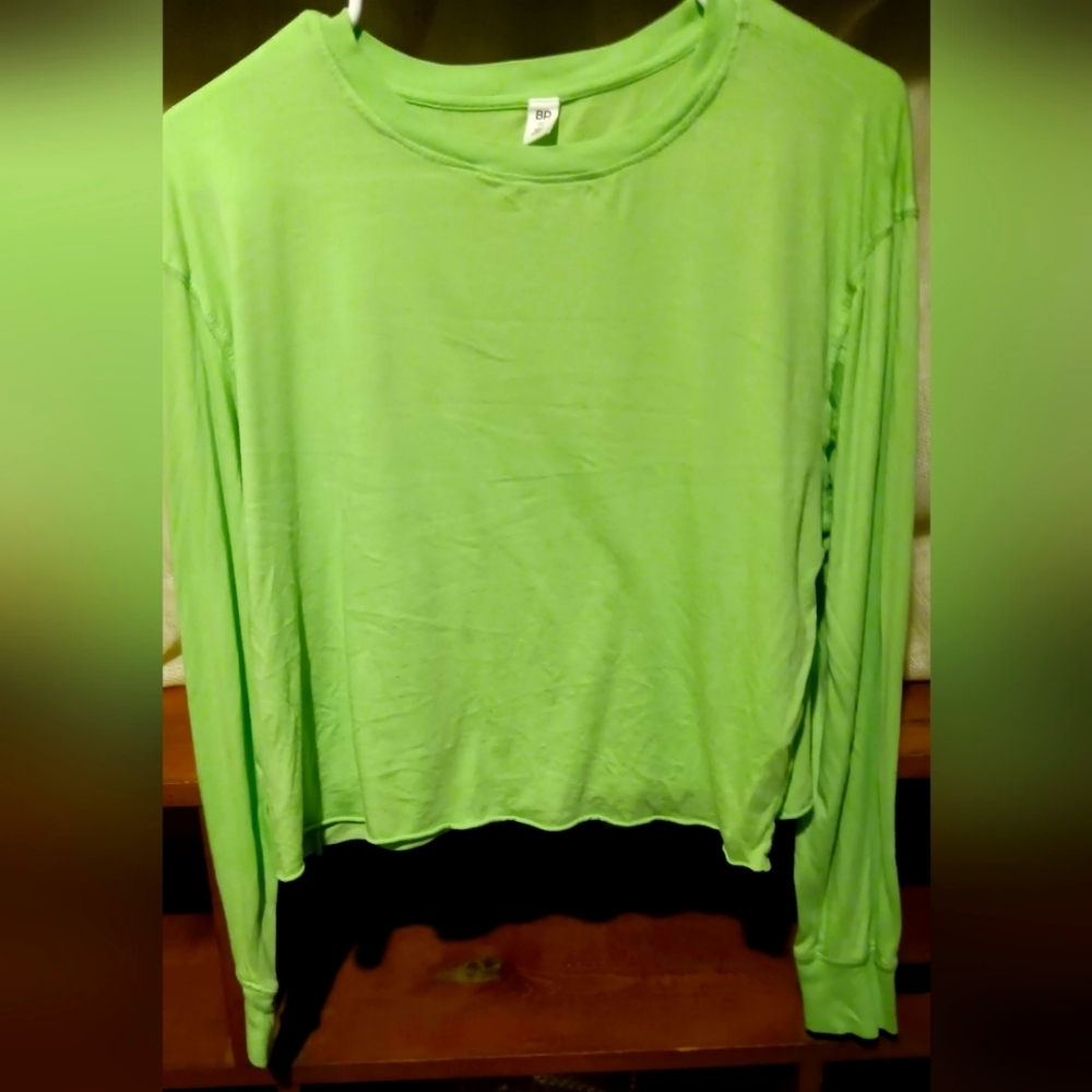 Long sleeved cropped shirt